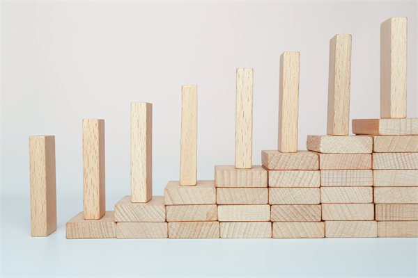 精心制定經(jīng)營(yíng)策略，確保企業(yè)穩(wěn)健發(fā)展，實(shí)現(xiàn)長(zhǎng)期盈利