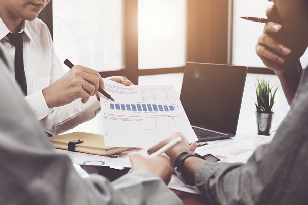 年度經(jīng)營(yíng)計(jì)劃中如何平衡短期收益與長(zhǎng)期戰(zhàn)略投資？